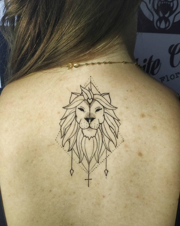 Tatuagem de leão nas costas 40 imagens lindas e cheias de garra