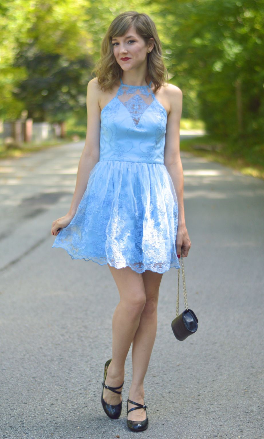 vestido azul claro curto com renda