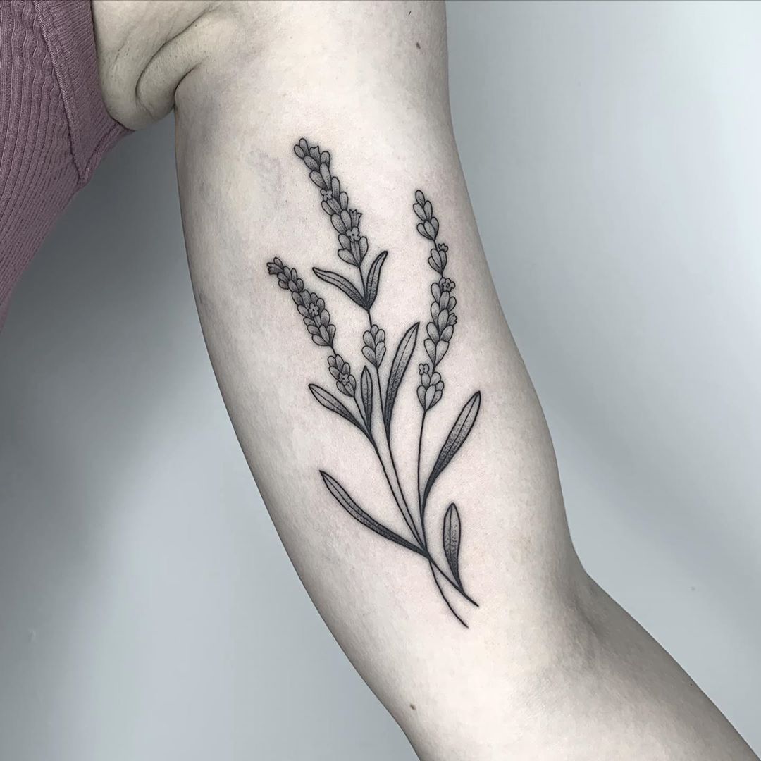 60 ideias de tatuagem de flor na mão para te convencer a fazer a sua