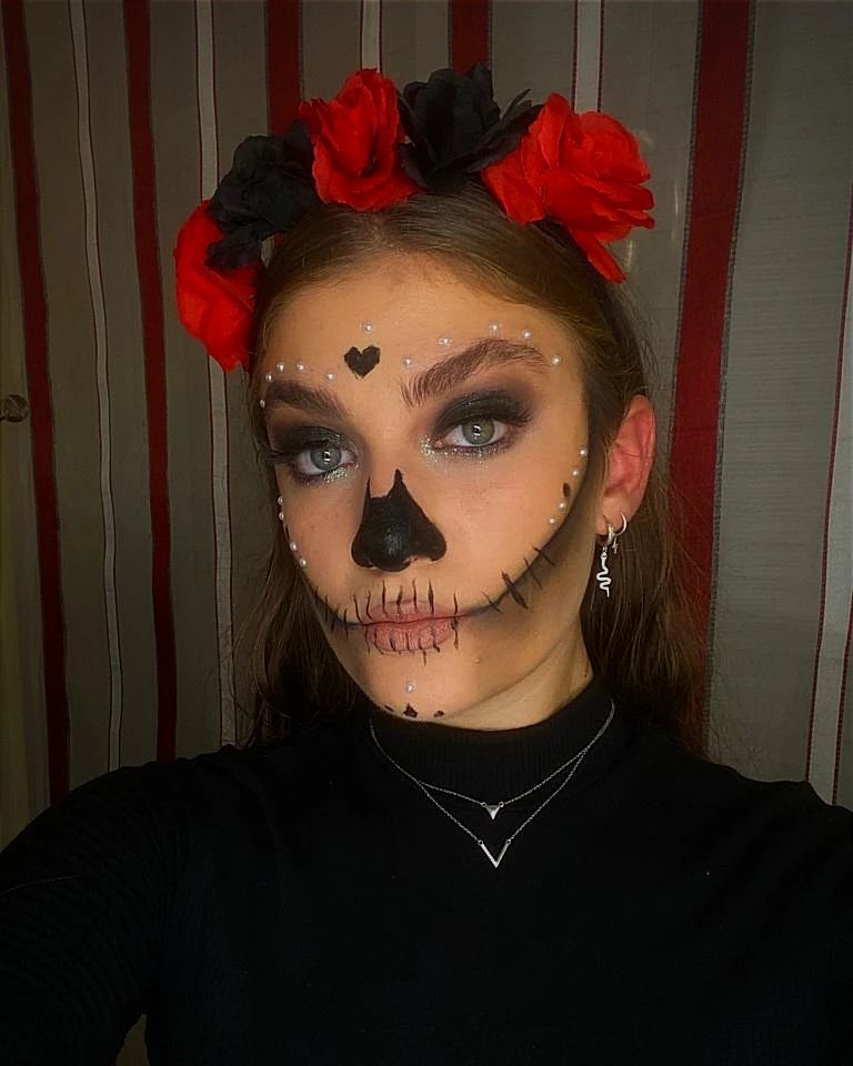 Aprenda a fazer maquiagem de Caveira Mexicana para o Halloween