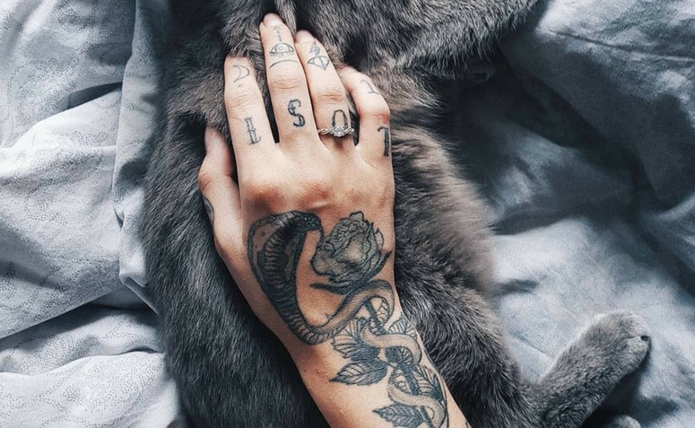 Tatuagem Masculina na Mão: 30 Ideias Incríveis!