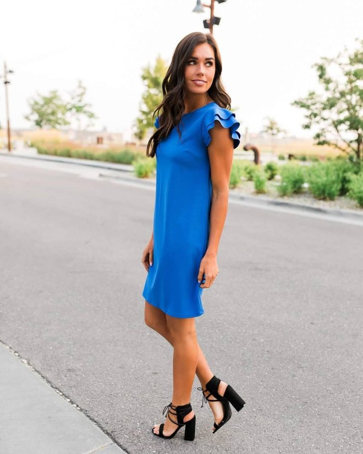 vestido azul sapato