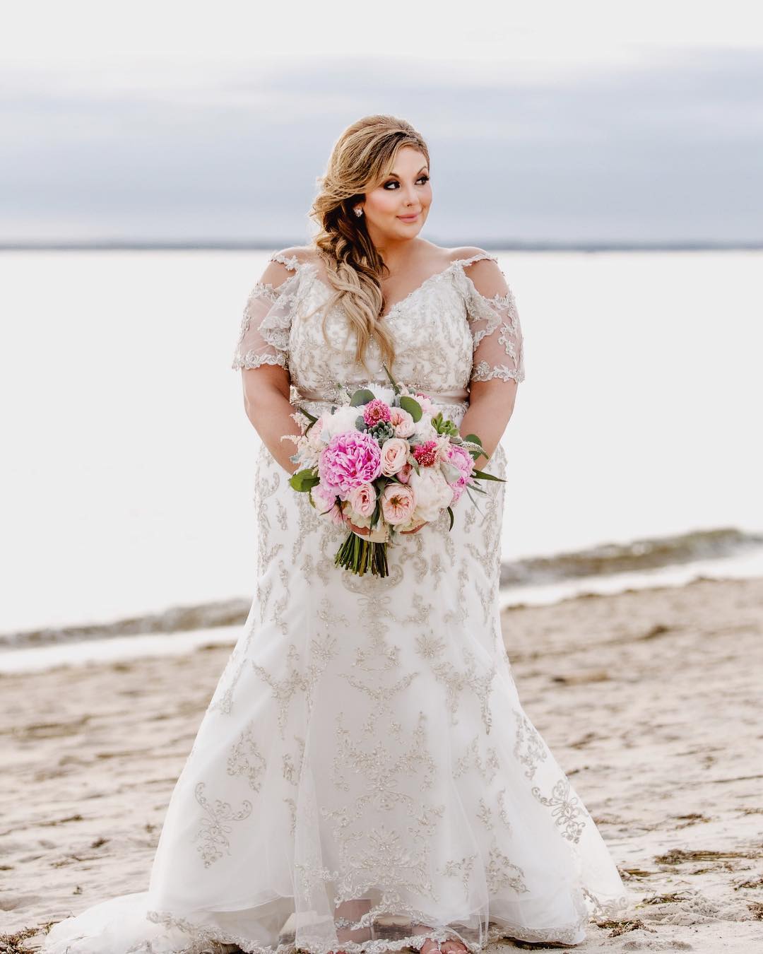 vestido de noiva plus size para casamento na praia