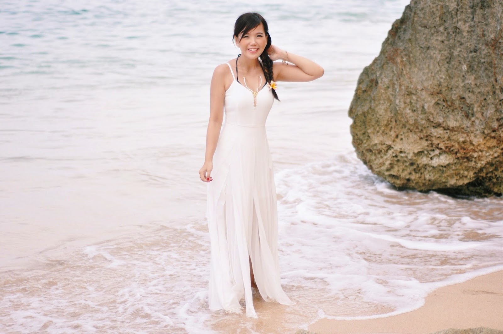 vestido branco para tirar fotos de formatura na praia