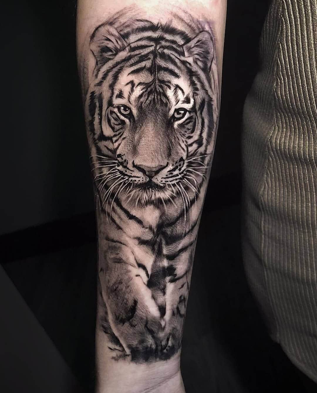Um tigre com um rosto preto e branco e a palavra tigre nele