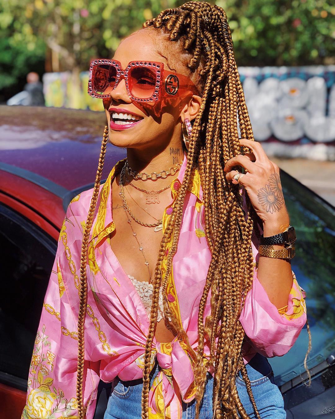 A blogueira Magá Moura usando tranças no estilo box braids coloridas e