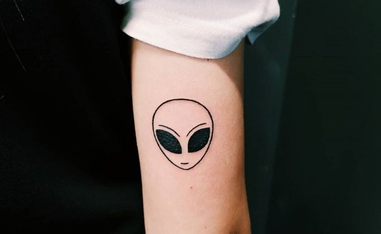 Tatuagem alienígena fumando