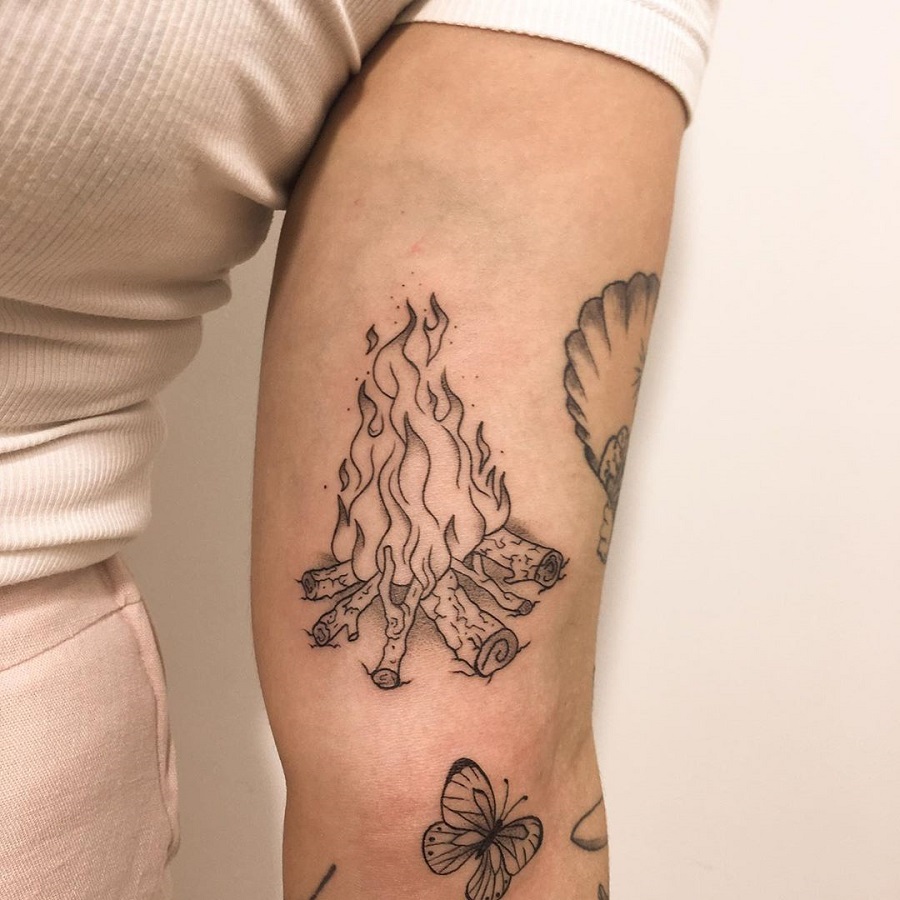 Tatuagem do casal cheio de estilo com essa tattoo super HOT tattoo de fogo  color… – Submundo