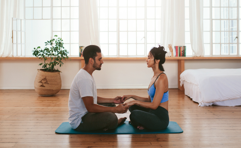 Yoga em dupla: 15 exercícios e benefícios incríveis dessa atividade