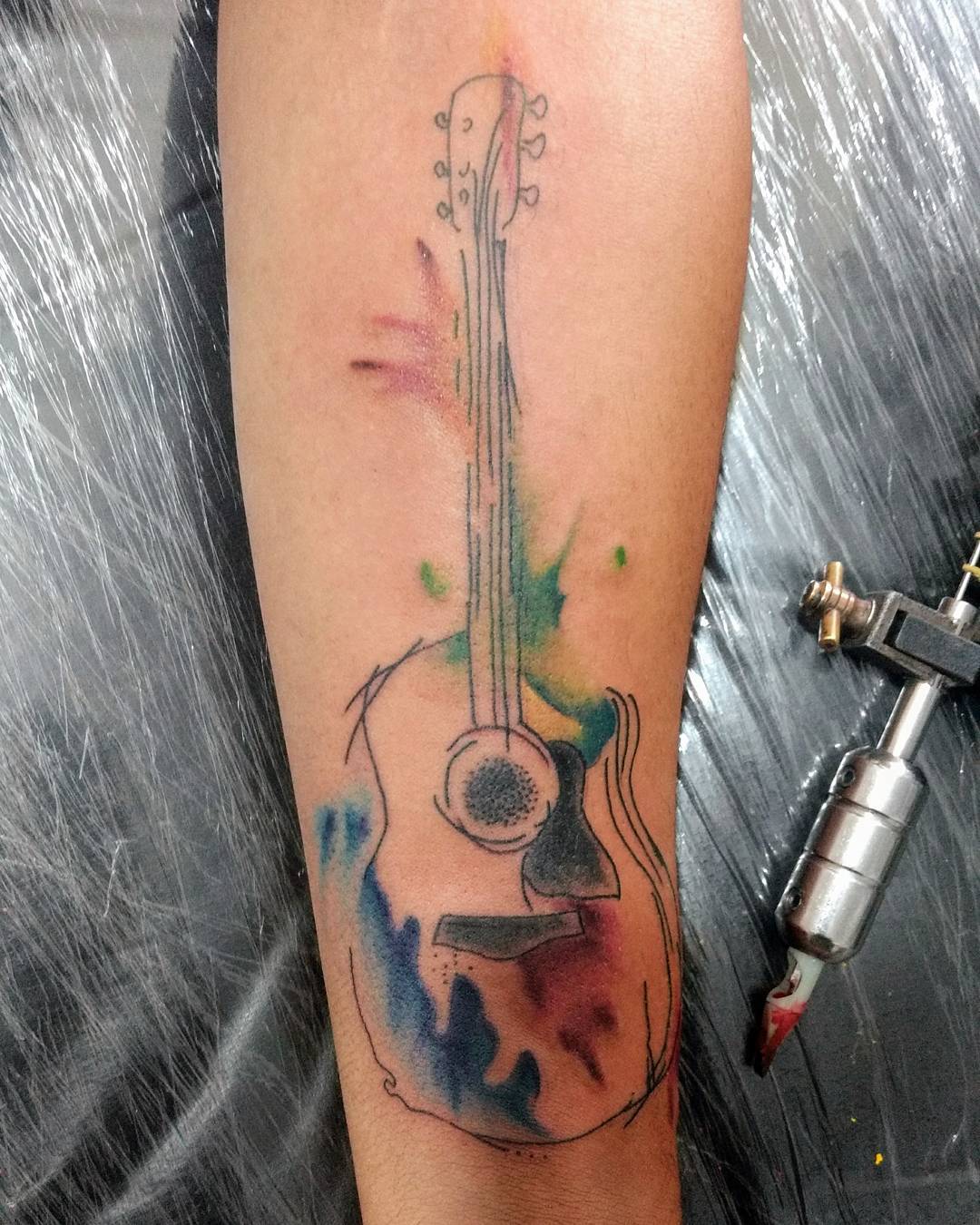 35 inspirações de tatuagem de violão para quem ama música – Blog da Bruna
