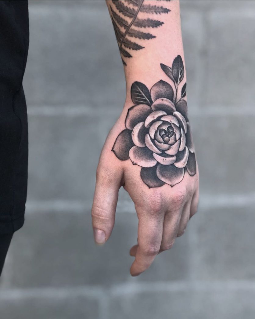 Tatuagem rosa na mão ideias incríveis e cheias de significados