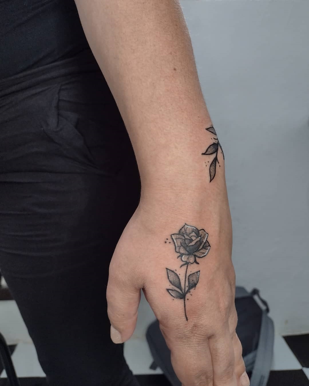 Rosa delicada na mão 🥰 #tattoofeminina #finelinetattoo #fineline #tat