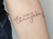 Tatuagem seja forte e corajosa: 30 maneiras de eternizar a frase