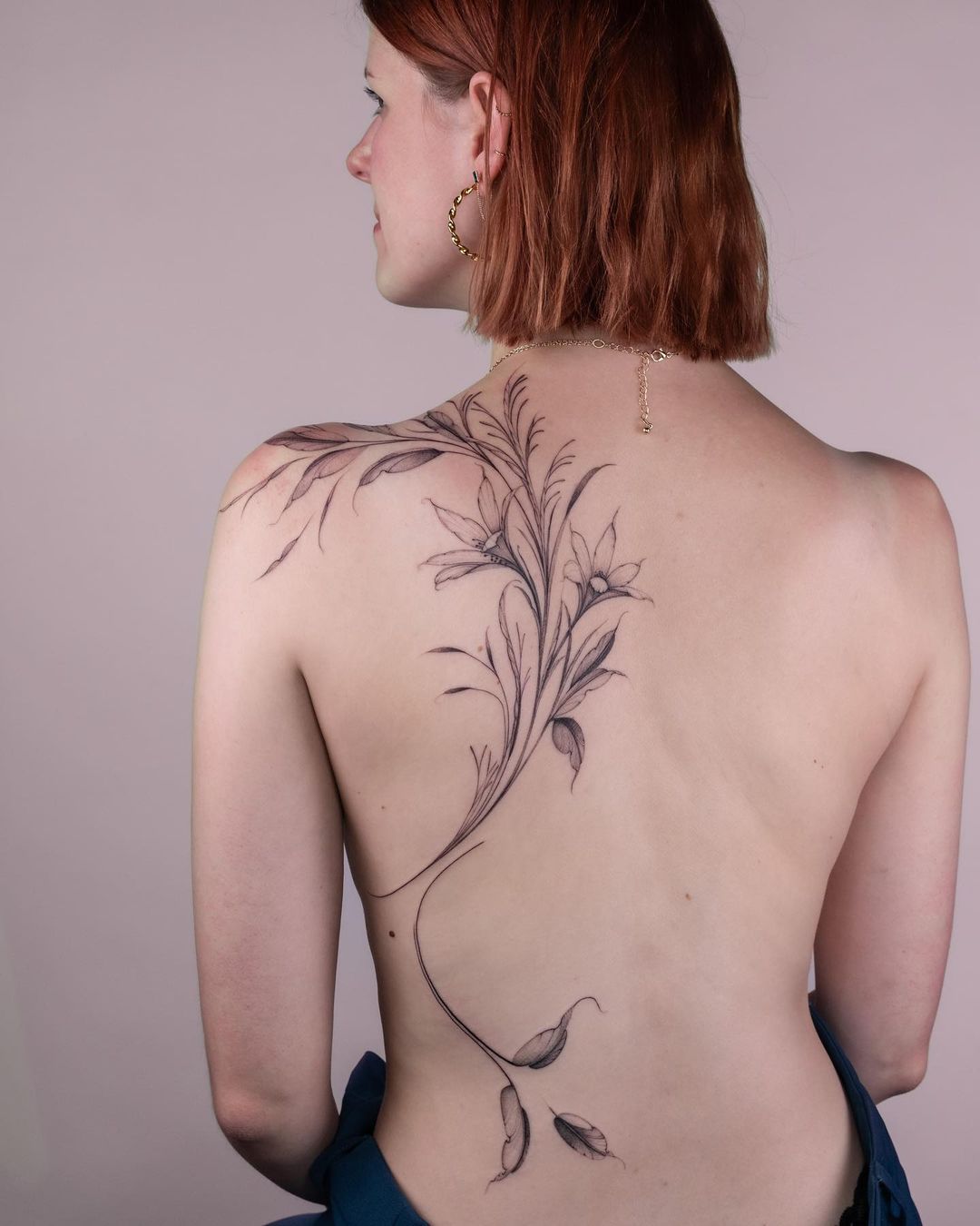 Tatuagem na cintura: 50 inspirações criativas e femininas